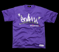 ［MENS］タギングロゴプリントTシャツ/パープル×シルバー